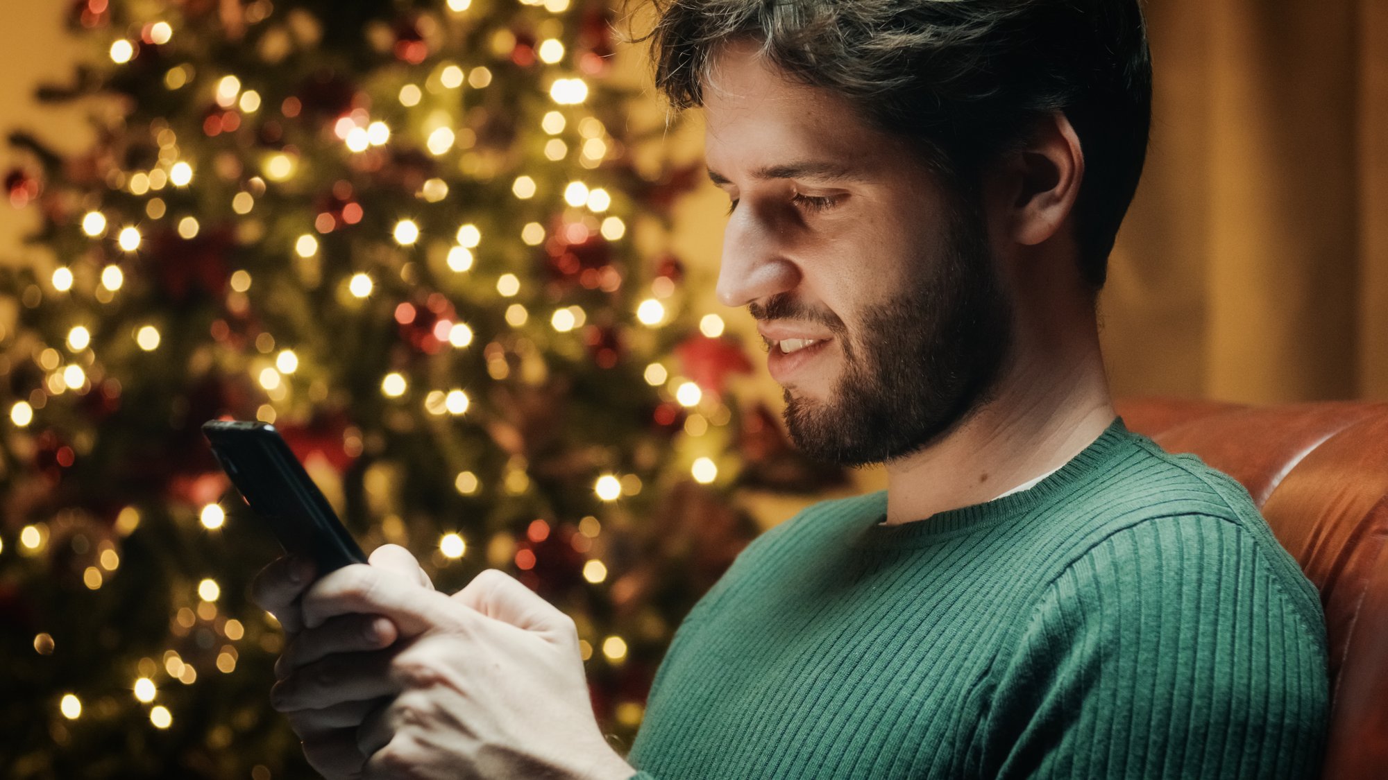 man-sends-christmas-greetings-with-smartphone-2023-11-27-05-36-37-utc